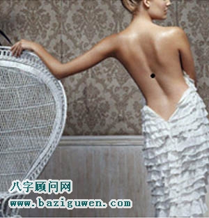 背部有痣位于脊柱正中间