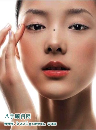 鼻梁上有痣（鼻梁有痣）